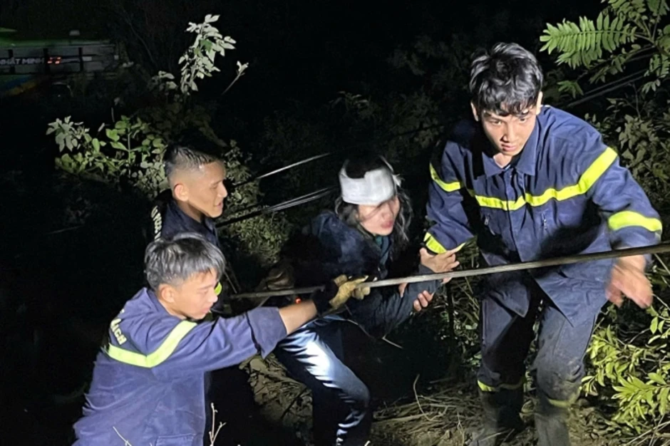 Nạn nhân vụ ôtô rơi đèo An Khê: 'Xe lộn nhiều vòng, hất tôi văng xa 5 m' Nạn nhân vụ ôtô rơi đèo An Khê: 'Xe lộn nhiều vòng, hất tôi văng xa 5 m'