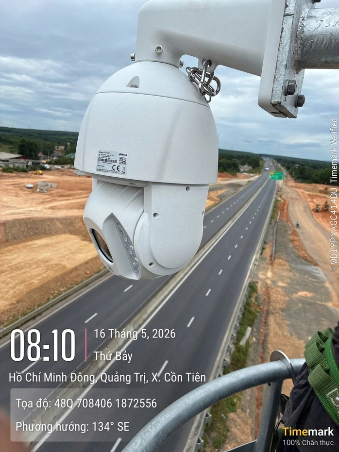 Nắng 41 độ C, công nhân gấp rút lắp 78 camera AI trên tuyến cao tốc Vạn Ninh - Cam Lộ Nắng 41 độ C, công nhân gấp rút lắp 78 camera AI trên tuyến cao tốc Vạn Ninh - Cam Lộ