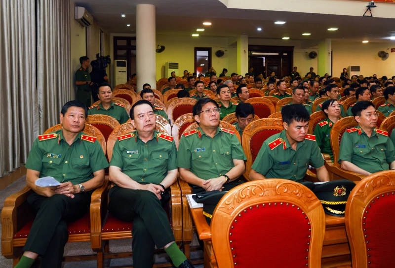 Nâng cao chất lượng công tác điều lệnh, quân sự, võ thuật trong Công an nhân dân Nâng cao chất lượng công tác điều lệnh, quân sự, võ thuật trong Công an nhân dân