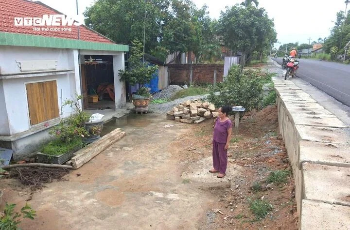 Nâng cấp Quốc lộ 14E, dân khốn khổ vì nhà cửa ‘lọt thỏm’ Nâng cấp Quốc lộ 14E, dân khốn khổ vì nhà cửa ‘lọt thỏm’