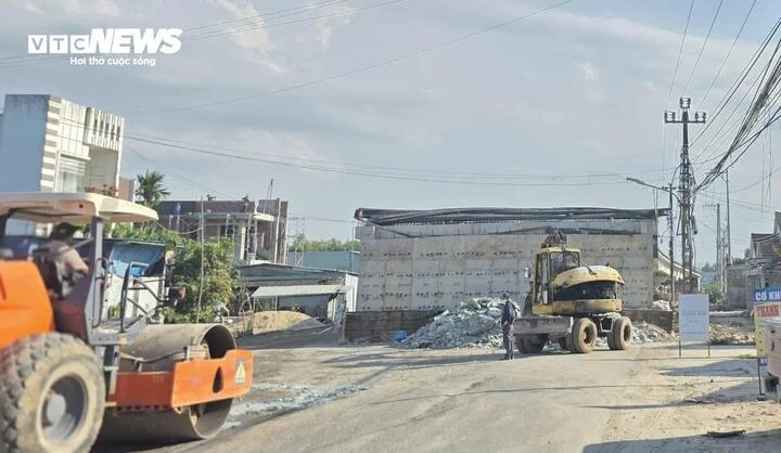 Nâng cấp Quốc lộ 14E, dân khốn khổ vì nhà cửa ‘lọt thỏm’ Nâng cấp Quốc lộ 14E, dân khốn khổ vì nhà cửa ‘lọt thỏm’