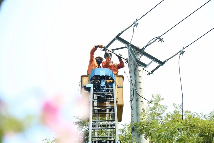 Nắng nóng trên diện rộng, sản lượng điện tiêu thụ trong ngày miền Trung - Tây Nguyên chạm mốc kỷ lục