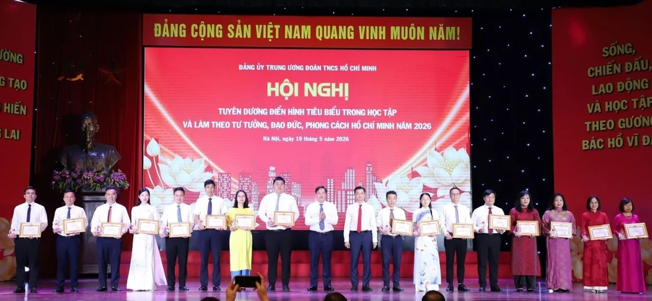 Nâng tầm công tác chính trị, tư tưởng của Đảng trong mỗi cán bộ, đảng viên Nâng tầm công tác chính trị, tư tưởng của Đảng trong mỗi cán bộ, đảng viên