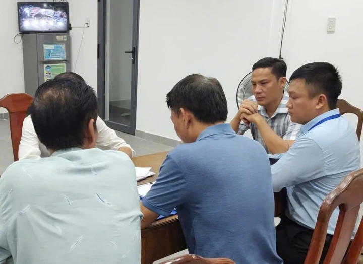 Ném lon bia, vứt rác xuống sông Hương: Chủ thuyền rồng bị phạt 1,5 triệu đồng Ném lon bia, vứt rác xuống sông Hương: Chủ thuyền rồng bị phạt 1,5 triệu đồng