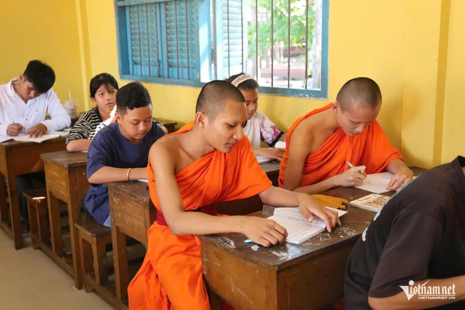 Nét đẹp chùa Khmer: Hè đến, trẻ lên chùa học chữ miễn phí, giữ tiếng nói dân tộc