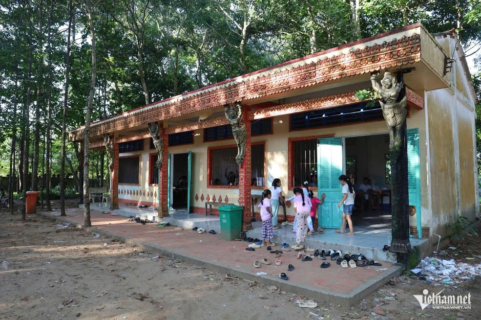 Nét đẹp chùa Khmer: Hè đến, trẻ lên chùa học chữ miễn phí, giữ tiếng nói dân tộc