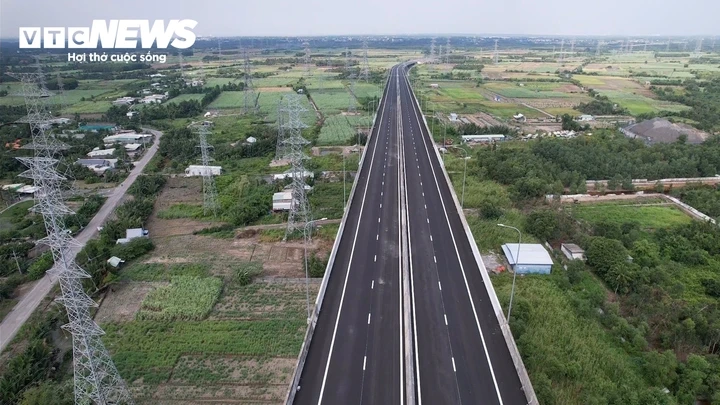 Ngắm cao tốc Bến Lức - Long Thành trước giờ thông xe toàn tuyến Ngắm cao tốc Bến Lức - Long Thành trước giờ thông xe toàn tuyến