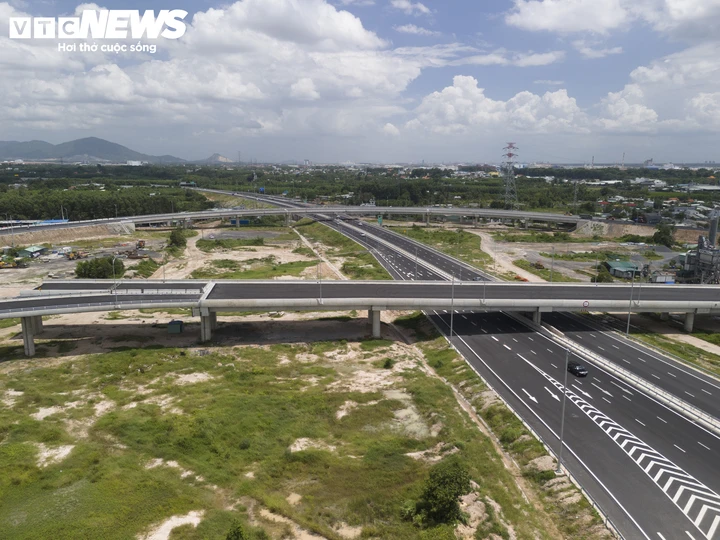 Ngắm cao tốc Bến Lức - Long Thành trước giờ thông xe toàn tuyến Ngắm cao tốc Bến Lức - Long Thành trước giờ thông xe toàn tuyến