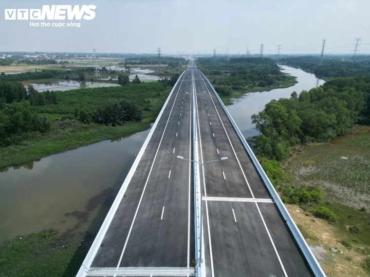 Ngắm cao tốc Bến Lức - Long Thành trước giờ thông xe toàn tuyến Ngắm cao tốc Bến Lức - Long Thành trước giờ thông xe toàn tuyến