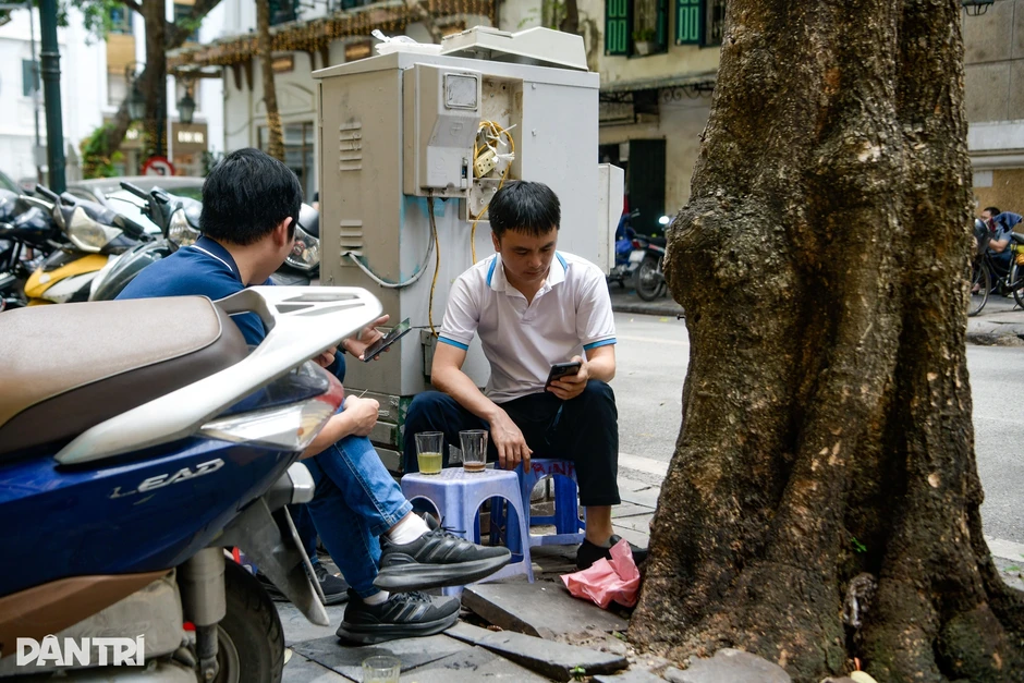 Ngán cảnh buôn bán "du kích", dân vùng lõi Hoàn Kiếm mong được thuê vỉa hè Ngán cảnh buôn bán "du kích", dân vùng lõi Hoàn Kiếm mong được thuê vỉa hè