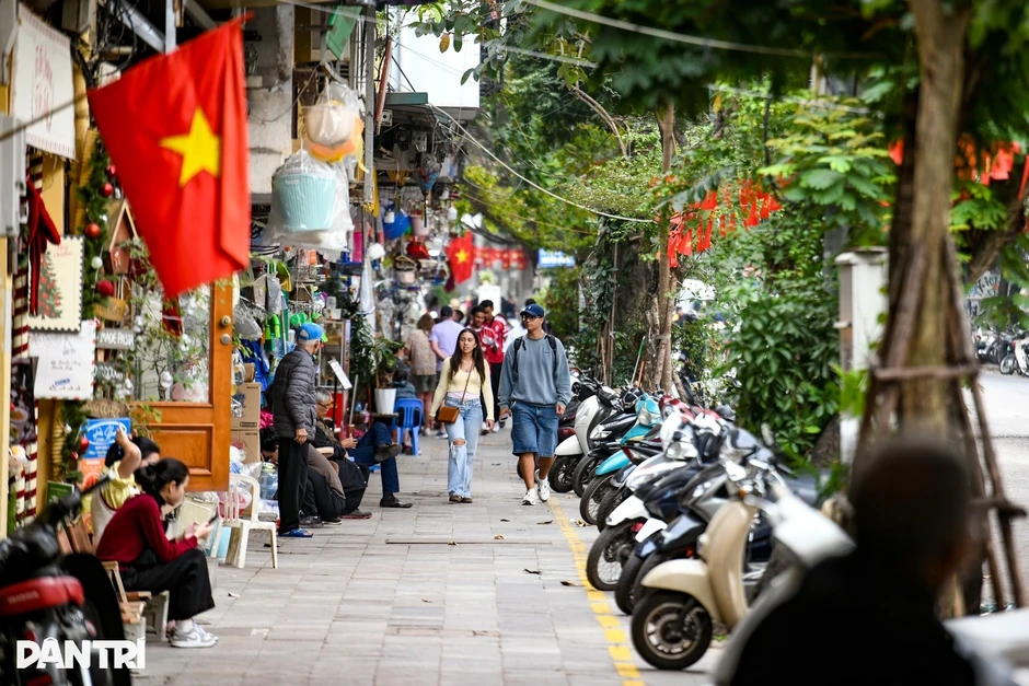 Ngán cảnh buôn bán "du kích", dân vùng lõi Hoàn Kiếm mong được thuê vỉa hè Ngán cảnh buôn bán "du kích", dân vùng lõi Hoàn Kiếm mong được thuê vỉa hè