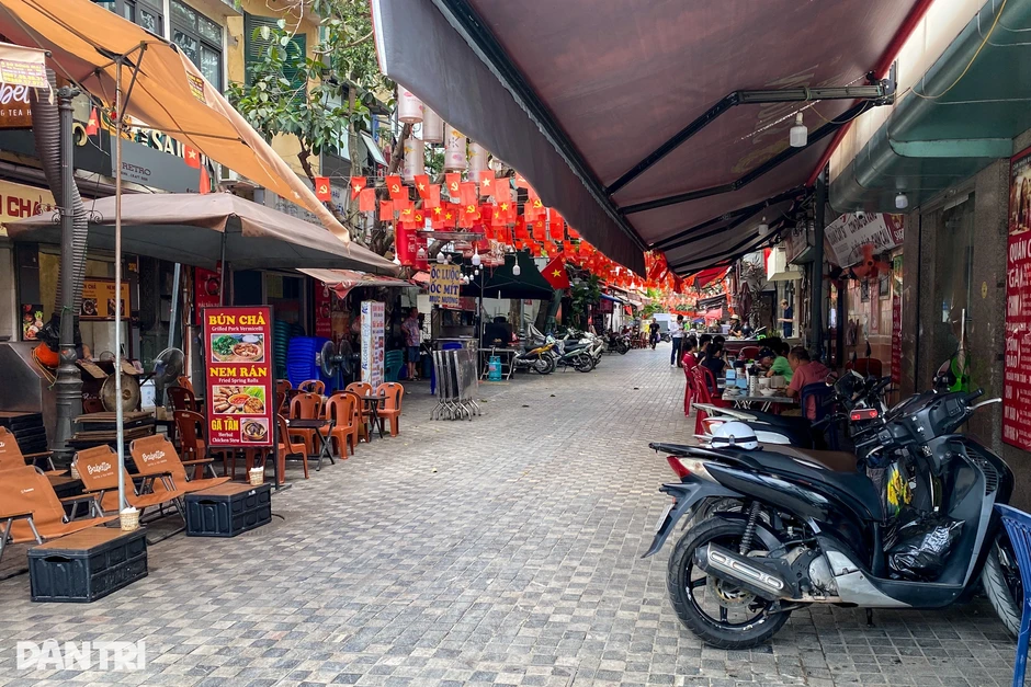 Ngán cảnh buôn bán "du kích", dân vùng lõi Hoàn Kiếm mong được thuê vỉa hè Ngán cảnh buôn bán "du kích", dân vùng lõi Hoàn Kiếm mong được thuê vỉa hè