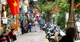Ngán cảnh buôn bán "du kích", dân vùng lõi Hoàn Kiếm mong được thuê vỉa hè