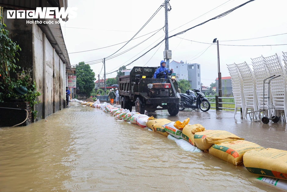 Ngập lụt Hà Nội 2026: Người dân ngọai thành chèo thuyền giữa vùng nước lũ Ngập lụt Hà Nội 2026: Người dân ngọai thành chèo thuyền giữa vùng nước lũ