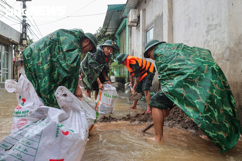Ngập lụt Hà Nội 2026: Người dân ngọai thành chèo thuyền giữa vùng nước lũ Ngập lụt Hà Nội 2026: Người dân ngọai thành chèo thuyền giữa vùng nước lũ