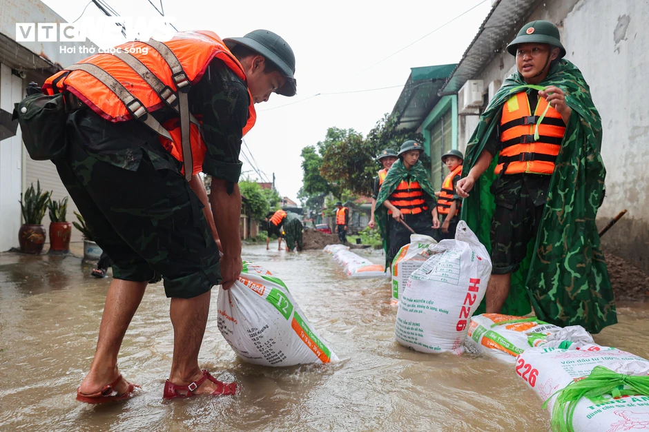 Ngập lụt Hà Nội 2026: Người dân ngọai thành chèo thuyền giữa vùng nước lũ Ngập lụt Hà Nội 2026: Người dân ngọai thành chèo thuyền giữa vùng nước lũ