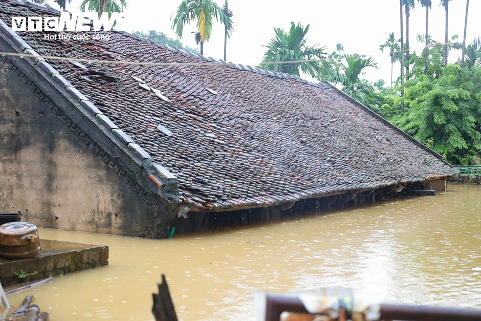 Ngập lụt Hà Nội 2026: Người dân ngọai thành chèo thuyền giữa vùng nước lũ Ngập lụt Hà Nội 2026: Người dân ngọai thành chèo thuyền giữa vùng nước lũ