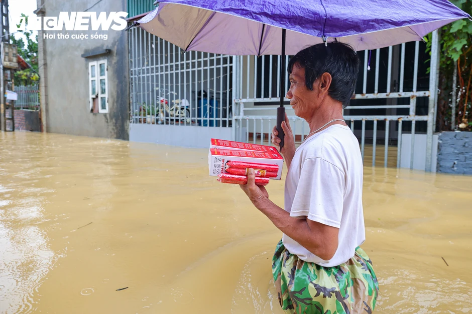 Ngập lụt Hà Nội 2026: Người dân ngọai thành chèo thuyền giữa vùng nước lũ Ngập lụt Hà Nội 2026: Người dân ngọai thành chèo thuyền giữa vùng nước lũ
