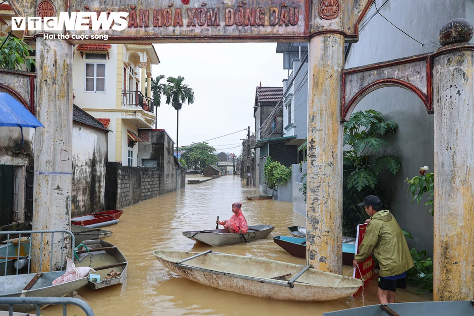 Ngập lụt Hà Nội 2026: Người dân ngọai thành chèo thuyền giữa vùng nước lũ Ngập lụt Hà Nội 2026: Người dân ngọai thành chèo thuyền giữa vùng nước lũ