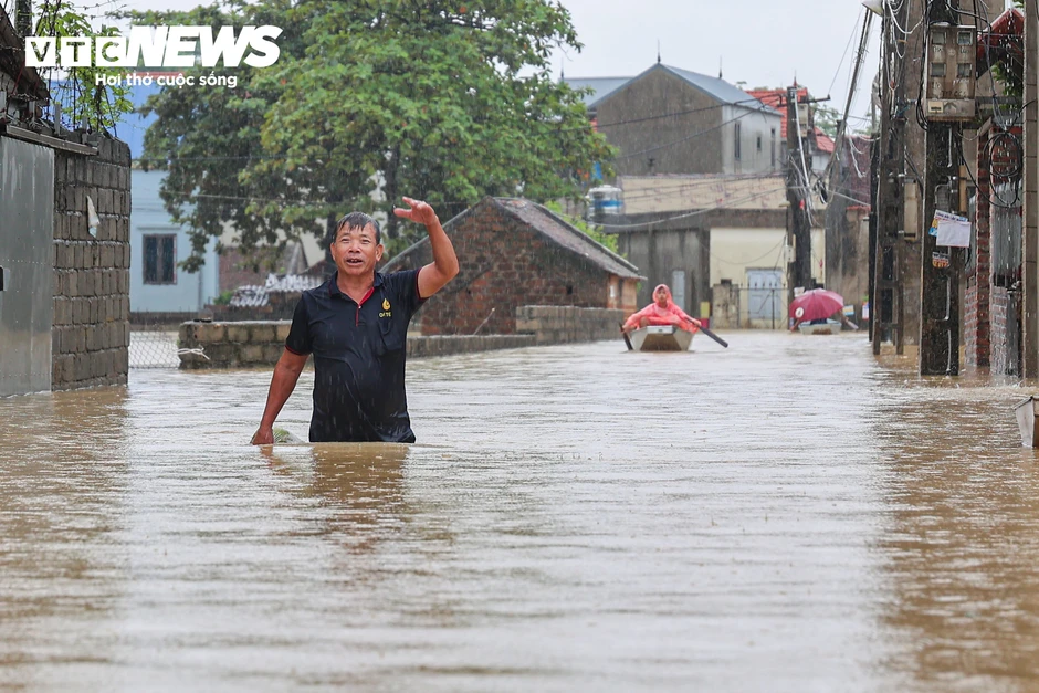 Ngập lụt Hà Nội 2026: Người dân ngọai thành chèo thuyền giữa vùng nước lũ Ngập lụt Hà Nội 2026: Người dân ngọai thành chèo thuyền giữa vùng nước lũ
