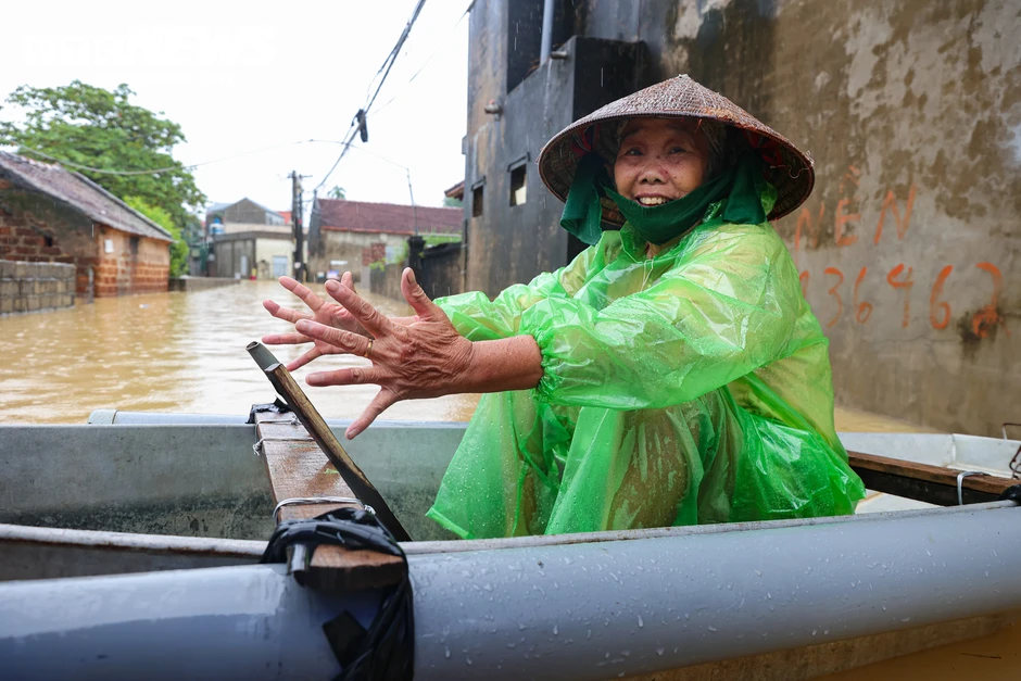 Ngập lụt Hà Nội 2026: Người dân ngọai thành chèo thuyền giữa vùng nước lũ Ngập lụt Hà Nội 2026: Người dân ngọai thành chèo thuyền giữa vùng nước lũ