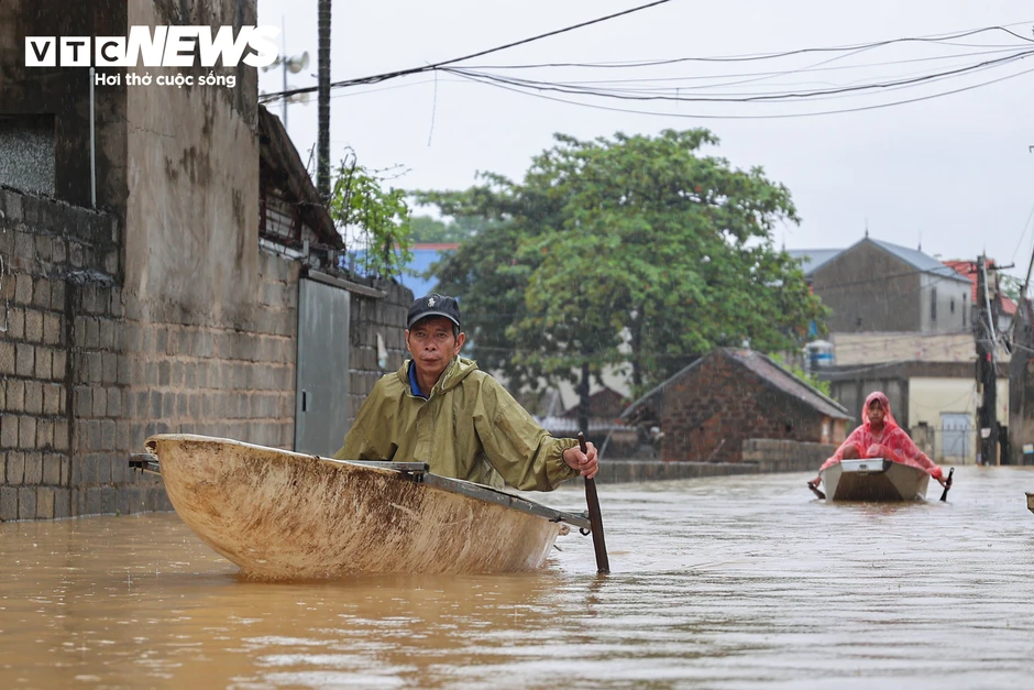 Ngập lụt Hà Nội 2026: Người dân ngọai thành chèo thuyền giữa vùng nước lũ Ngập lụt Hà Nội 2026: Người dân ngọai thành chèo thuyền giữa vùng nước lũ