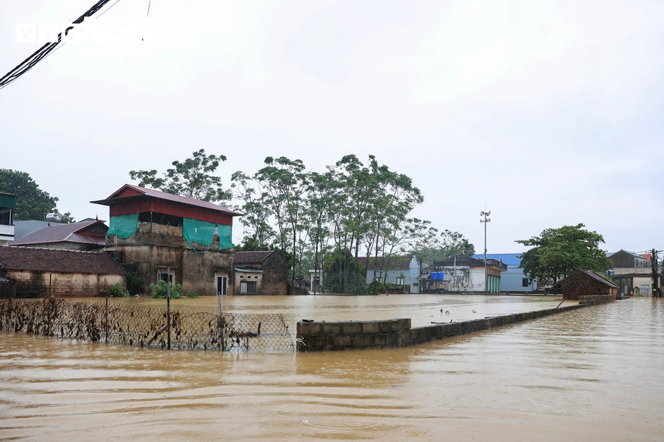 Ngập lụt Hà Nội 2026: Người dân ngọai thành chèo thuyền giữa vùng nước lũ Ngập lụt Hà Nội 2026: Người dân ngọai thành chèo thuyền giữa vùng nước lũ