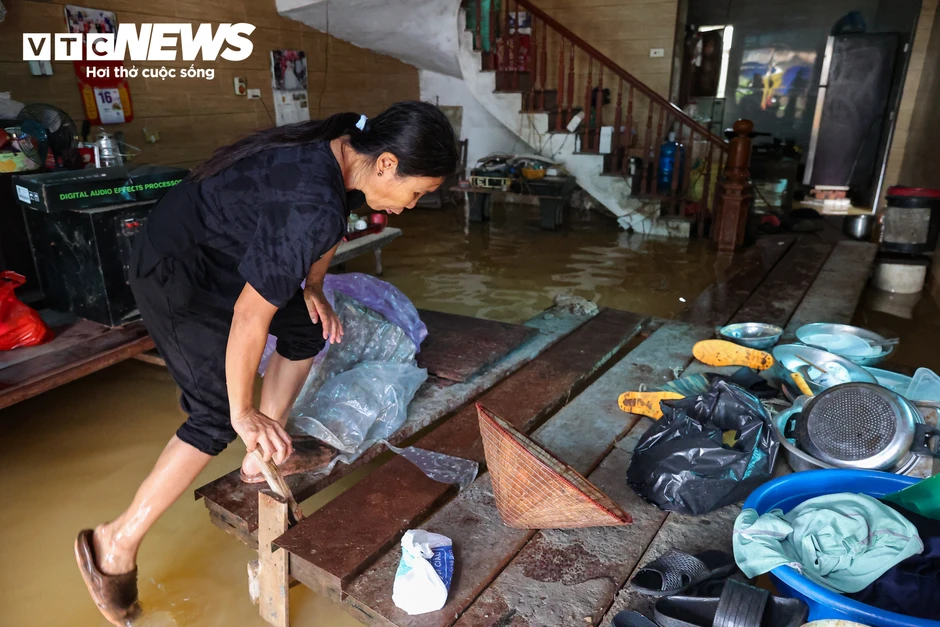 Ngập lụt Hà Nội 2026: Người dân ngọai thành chèo thuyền giữa vùng nước lũ Ngập lụt Hà Nội 2026: Người dân ngọai thành chèo thuyền giữa vùng nước lũ