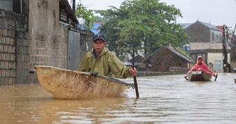 Ngập lụt Hà Nội 2026: Người dân ngọai thành chèo thuyền giữa vùng nước lũ