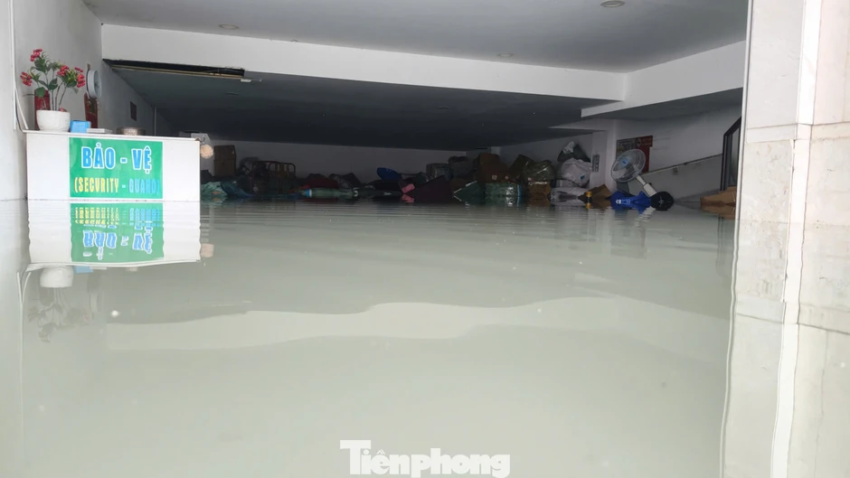 Ngập nước TPHCM: Tầng hầm biệt thự và ngân hàng tại Cityland Park Hills chịu thiệt hại nặng