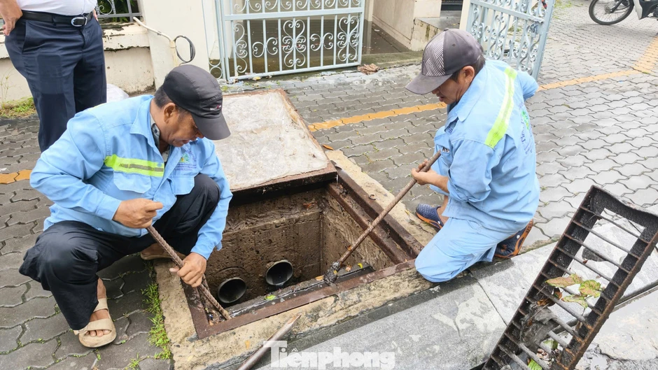 Ngập nước TPHCM: Tầng hầm biệt thự và ngân hàng tại Cityland Park Hills chịu thiệt hại nặng