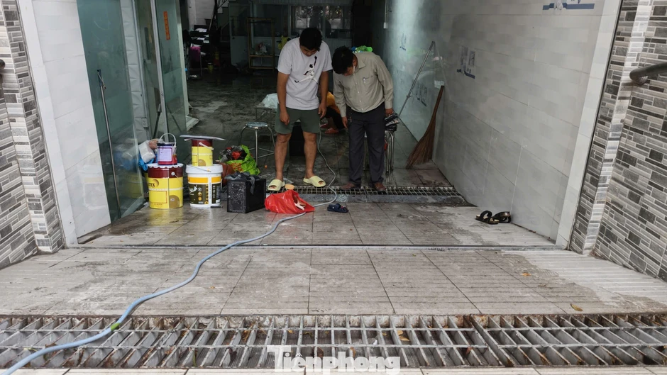 Ngập nước TPHCM: Tầng hầm biệt thự và ngân hàng tại Cityland Park Hills chịu thiệt hại nặng