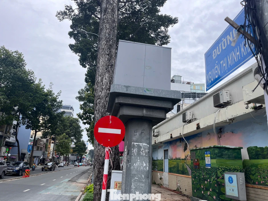 Ngày đầu phân luồng loạt tuyến đường làm Metro số 2 ở TPHCM Ngày đầu phân luồng loạt tuyến đường làm Metro số 2 ở TPHCM