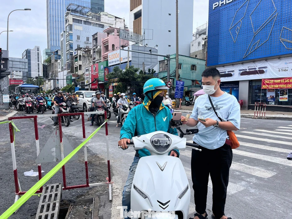 Ngày đầu phân luồng loạt tuyến đường làm Metro số 2 ở TPHCM Ngày đầu phân luồng loạt tuyến đường làm Metro số 2 ở TPHCM