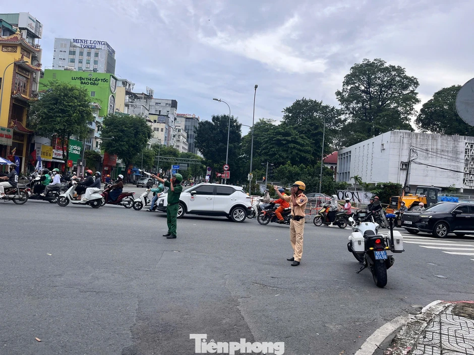 Ngày đầu phân luồng loạt tuyến đường làm Metro số 2 ở TPHCM Ngày đầu phân luồng loạt tuyến đường làm Metro số 2 ở TPHCM