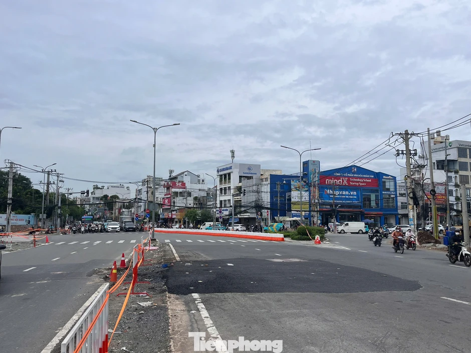 Ngày đầu phân luồng loạt tuyến đường làm Metro số 2 ở TPHCM Ngày đầu phân luồng loạt tuyến đường làm Metro số 2 ở TPHCM