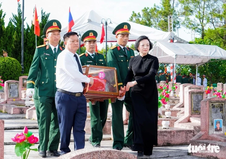 Nghệ An an táng 80 hài cốt liệt sĩ hy sinh ở Lào Nghệ An an táng 80 hài cốt liệt sĩ hy sinh ở Lào
