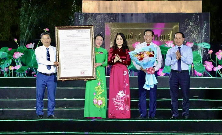 Nghệ An khai hội Làng Sen, lan tỏa khát vọng phát triển Nghệ An khai hội Làng Sen, lan tỏa khát vọng phát triển