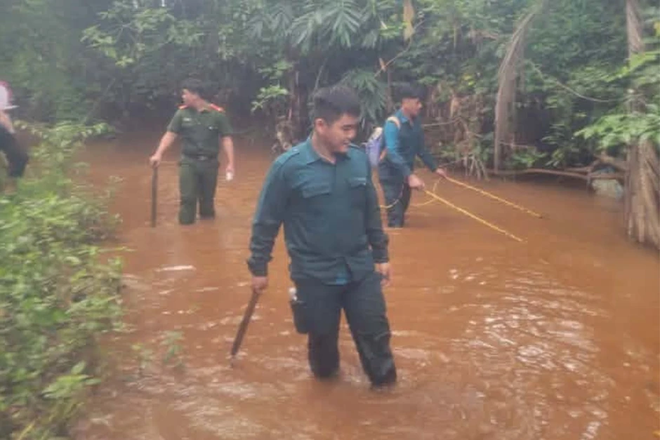 Nghi có cá sấu xuất hiện, hàng trăm người tìm kiếm Nghi có cá sấu xuất hiện, hàng trăm người tìm kiếm