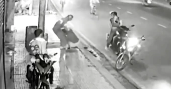 Nghi ghen tuông, tài xế xe công nghệ chặn đánh người giữa phố ở TPHCM
