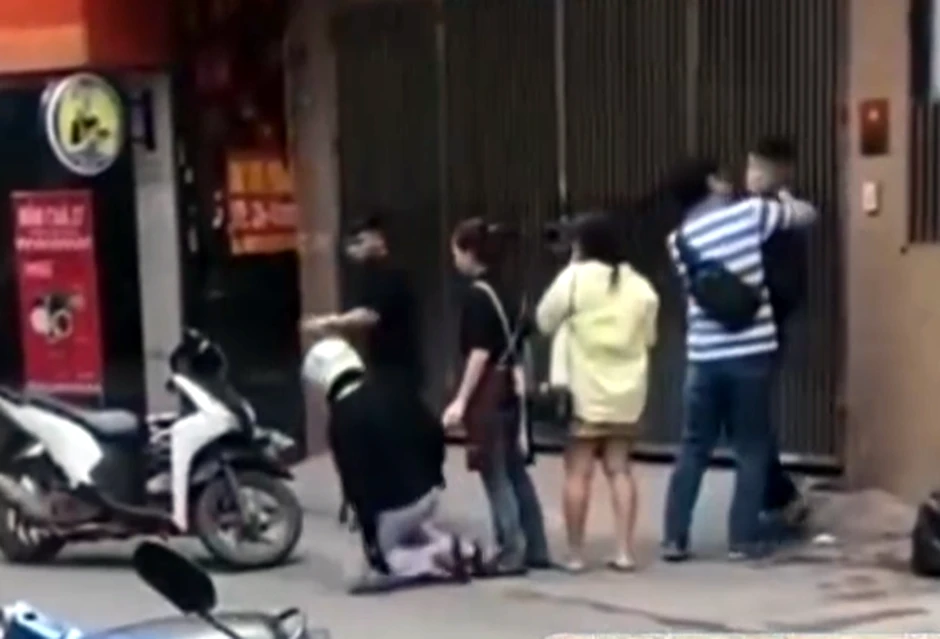 Nghi mâu thuẫn trong quán, nam thanh niên bị đánh giữa đường ở Hà Nội