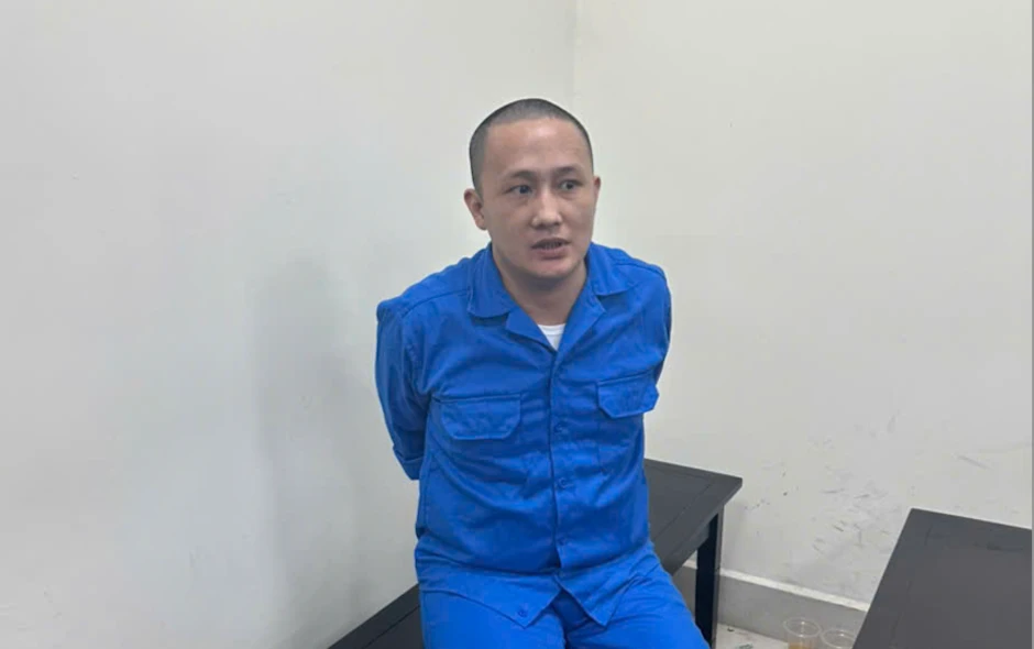 'Nghịch tử' nổ súng, cha dượng hoảng hốt chạy vào trong nhà 'Nghịch tử' nổ súng, cha dượng hoảng hốt chạy vào trong nhà