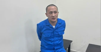 'Nghịch tử' nổ súng, cha dượng hoảng hốt chạy vào trong nhà