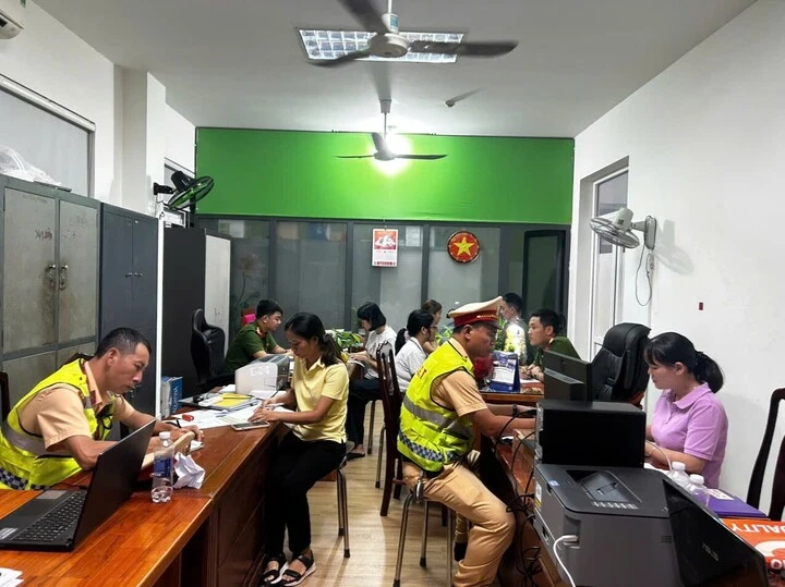 Ngồi chụp ảnh giữa khúc cua trên đèo Hải Vân, 6 phụ nữ bị phạt Ngồi chụp ảnh giữa khúc cua trên đèo Hải Vân, 6 phụ nữ bị phạt