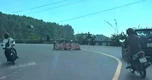 Ngồi chụp ảnh giữa khúc cua trên đèo Hải Vân, 6 phụ nữ bị phạt