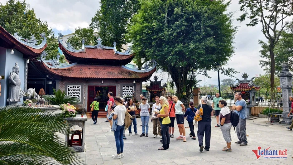 Ngôi đền ở Lào Cai có cột mốc quốc gia nằm trong khuôn viên Ngôi đền ở Lào Cai có cột mốc quốc gia nằm trong khuôn viên