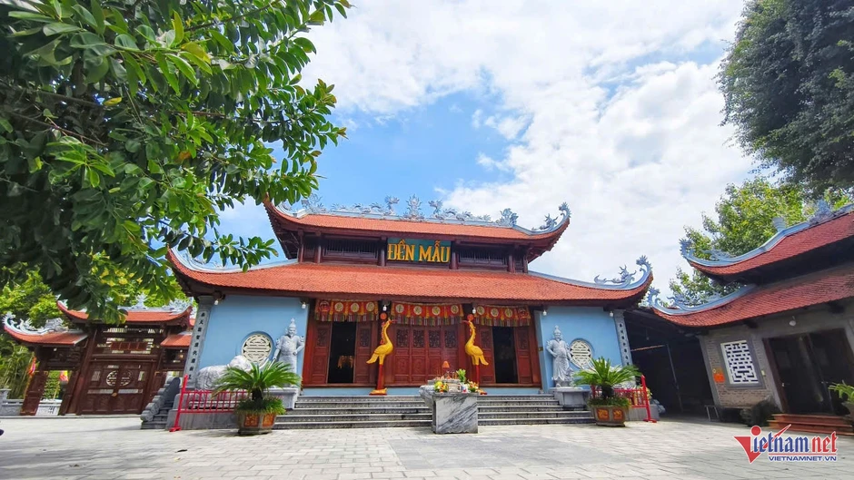 Ngôi đền ở Lào Cai có cột mốc quốc gia nằm trong khuôn viên Ngôi đền ở Lào Cai có cột mốc quốc gia nằm trong khuôn viên