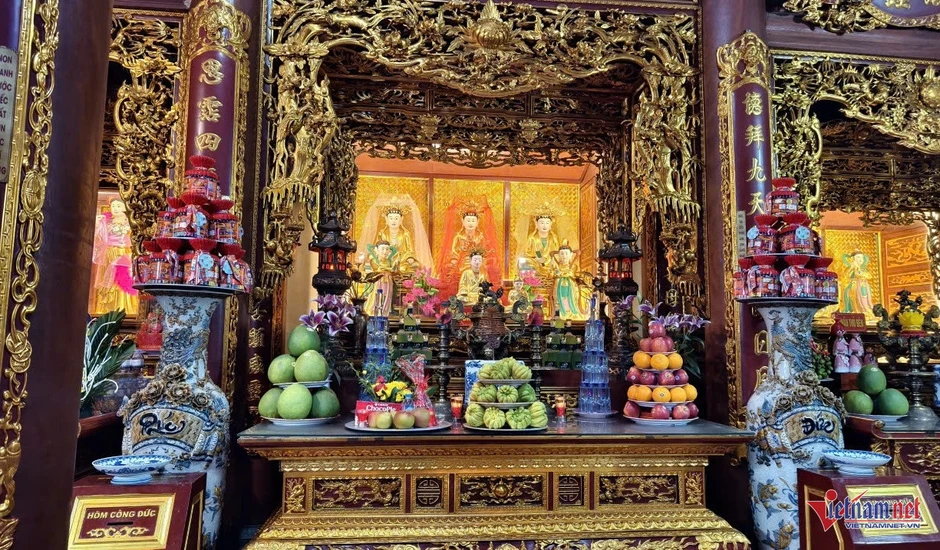 Ngôi đền ở Lào Cai có cột mốc quốc gia nằm trong khuôn viên Ngôi đền ở Lào Cai có cột mốc quốc gia nằm trong khuôn viên