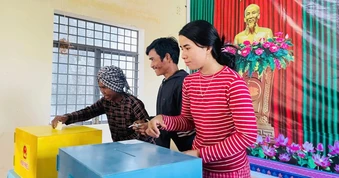 Ngôi làng đặc biệt ở biên giới trong ngày bầu cử