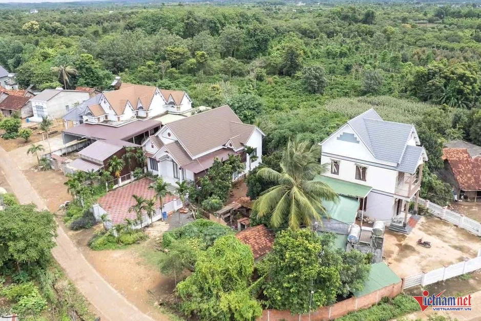Ngôi làng Dao Đỏ vùng biên có hơn 60 căn nhà tiền tỷ Ngôi làng Dao Đỏ vùng biên có hơn 60 căn nhà tiền tỷ
